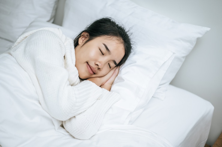 Foto grátis uma mulher vestindo uma camisa branca para dormir.