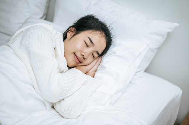 Uma mulher vestindo uma camisa branca para dormir.