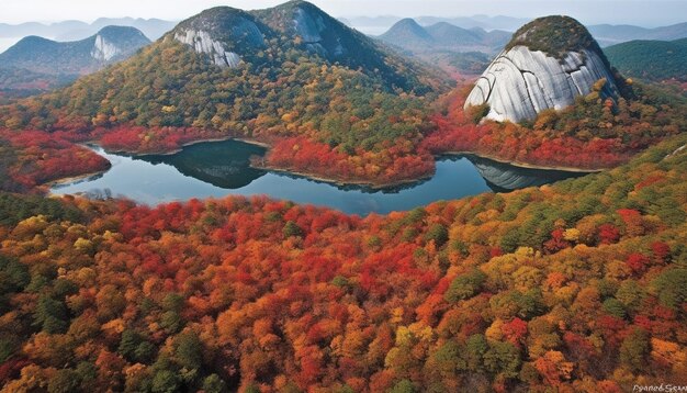 Uma paisagem colorida com montanhas e um lago em primeiro plano.