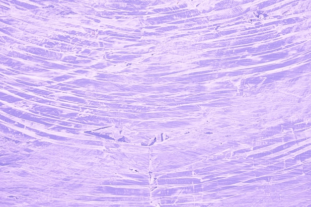 Uma parede pintada de roxo.