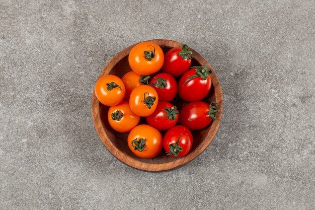 Uma pequena porção de tomates, no mármore.