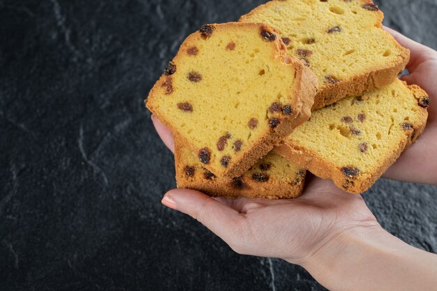 Uma pessoa segurando fatias de torta de sultana na mão