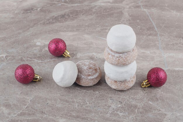 Uma pilha de biscoitos e enfeites de Natal empacotados em mármore