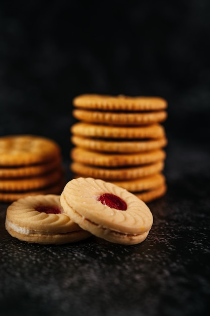 Uma pilha de biscoitos em uma mesa de madeira