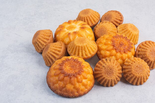 Uma pilha de deliciosos muffins, no mármore.