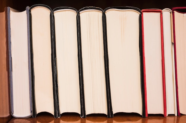 Uma pilha de livros numa livraria