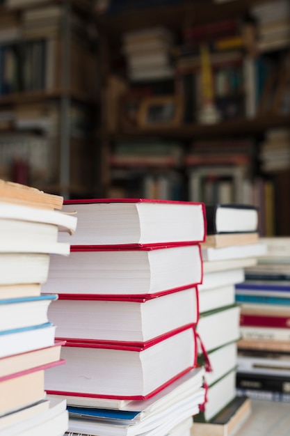 Uma pilha de livros numa livraria