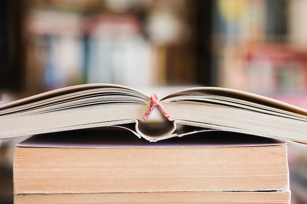 Uma pilha de livros numa livraria