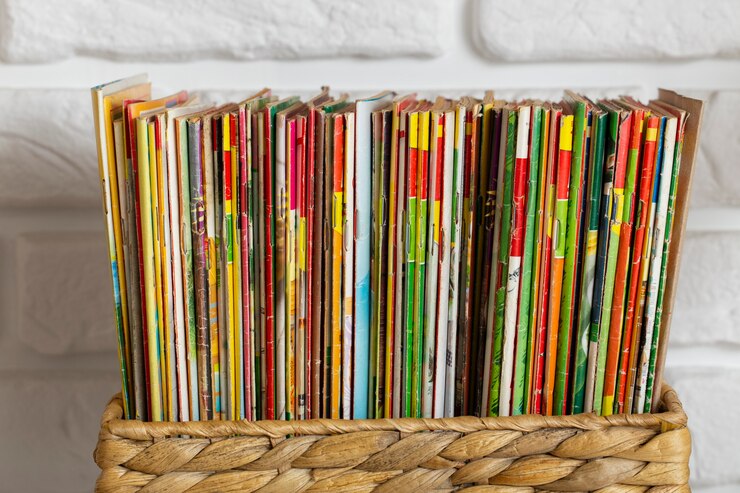 Foto grátis uma pilha de tiras de livros antigos na caixa.