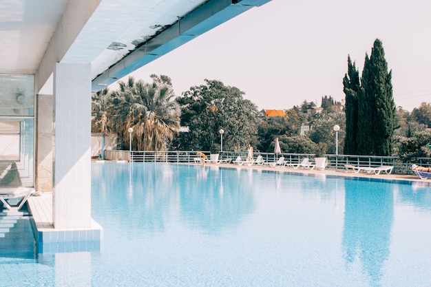 Foto grátis uma piscina no topo de um prédio do centro de spa