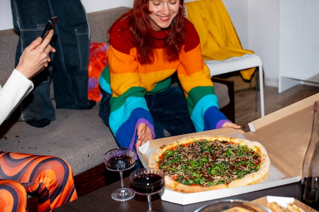 Uma pizza deliciosa na festa.