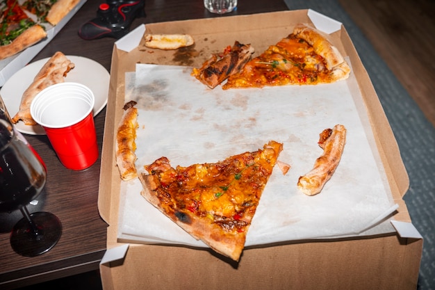 Foto grátis uma pizza deliciosa na festa.