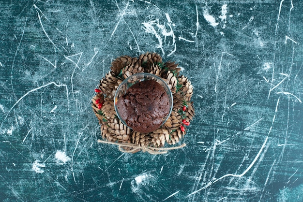 Uma placa de vidro com biscoito de chocolate e guirlanda de Natal. Foto de alta qualidade