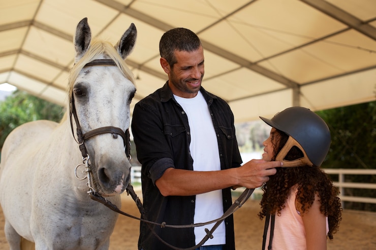 Foto grátis uma rapariga de tiro médio com um cavalo lindo.