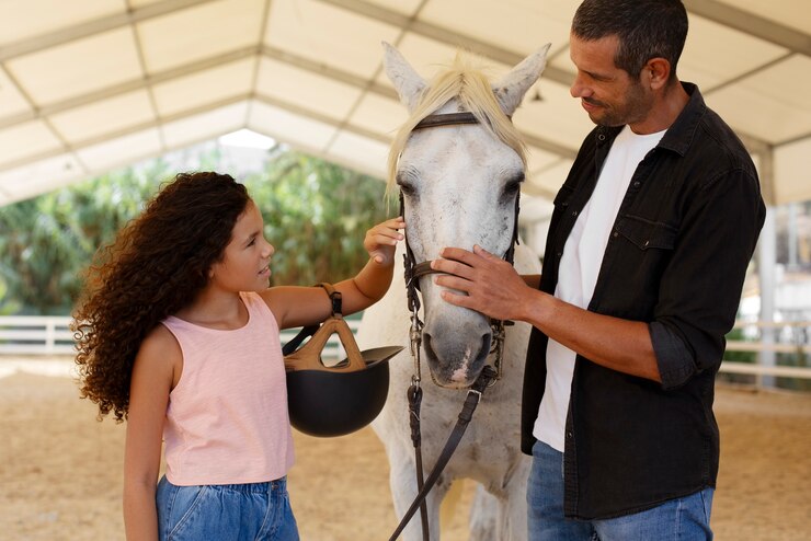 Foto grátis uma rapariga de tiro médio com um cavalo lindo.