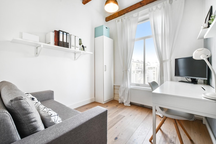 Foto grátis uma sala de estudo aconchegante em um apartamento moderno