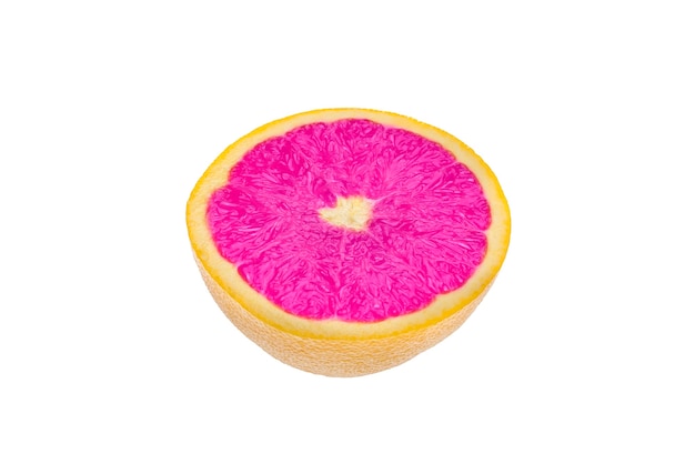 Uma simples fruta cítrica laranja roxa isolada no fundo branco, uma ideia criativa única