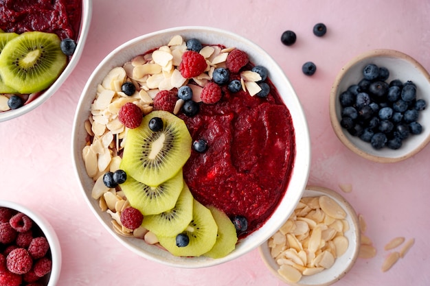 Uma tigela de cerâmica de deliciosa sobremesa brasileira de açaí