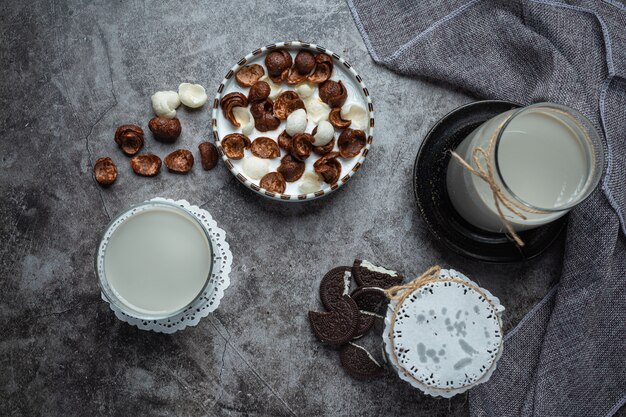 Uma tigela de cereal com sabor de chocolate misturado com leite no café da manhã.