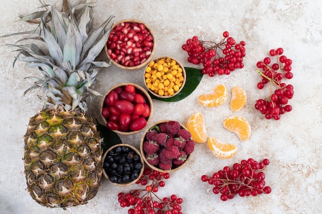 Uma tigela de madeira cheia de deliciosas frutas silvestres.