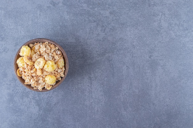 Uma tigela de muesli saboroso, na mesa de mármore.