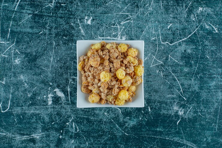 Foto grátis uma tigela de muesli saboroso, sobre o fundo azul. foto de alta qualidade