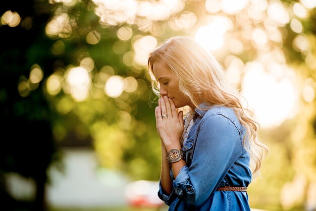 Uma tomada de foco superficial de uma mulher orando