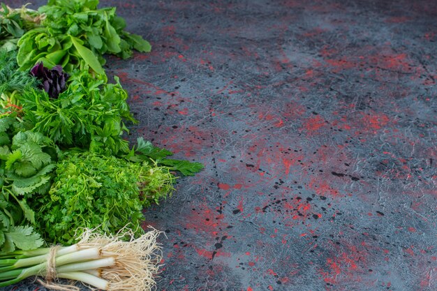 Uma variedade de verduras frescas, no fundo de mármore.