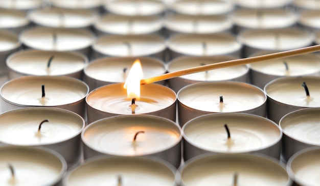 Uma vela acesa e muitas velas apagadas