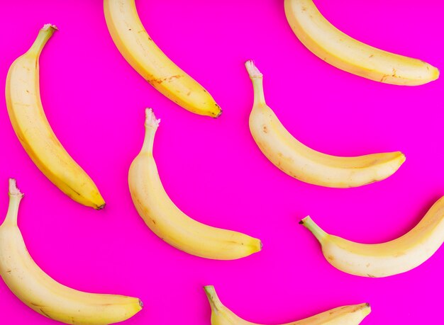 Uma visão aérea de bananas no pano de fundo rosa