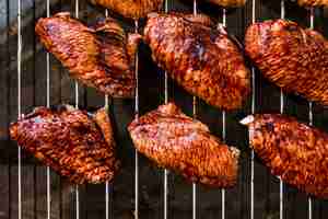 Foto grátis uma visão aérea de deliciosos pedaços de carne de frango na grelha de metal