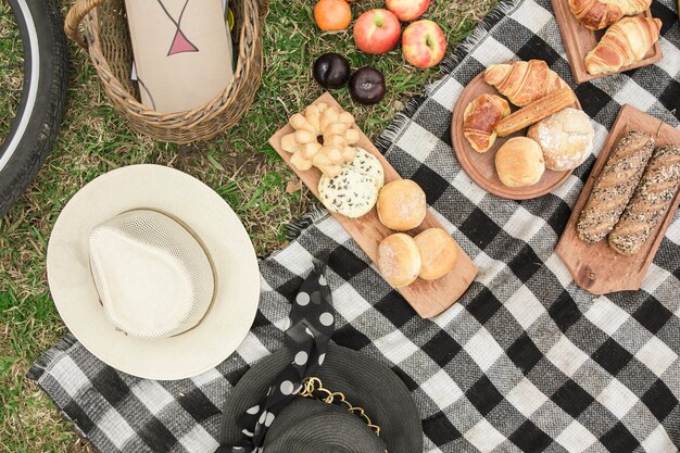 Uma visão aérea de lanches e frutas no piquenique no parque