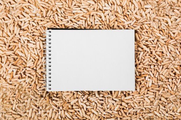 Uma visão aérea do bloco de notas em espiral sobre o arroz integral