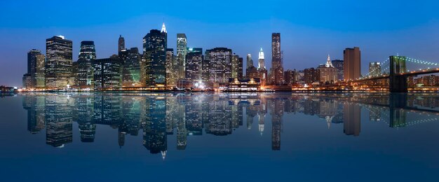 Uma visão da cidade de Nova York durante a noite