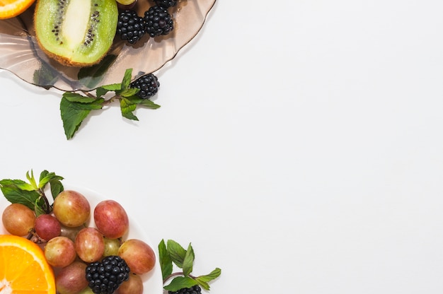 Uma visão elevada de frutas no fundo branco