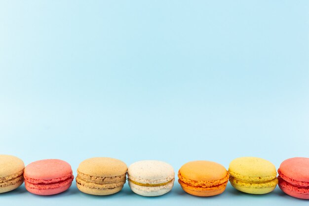 Uma visão frontal de macarons franceses coloridos deliciosos