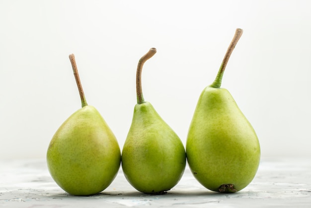 Uma visão frontal de peras verdes frescas maduras e maduras no branco