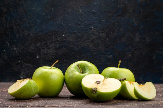 Uma visão frontal maçã verde fresca azeda e suave na mesa escura vitamina cor de fruta saudável