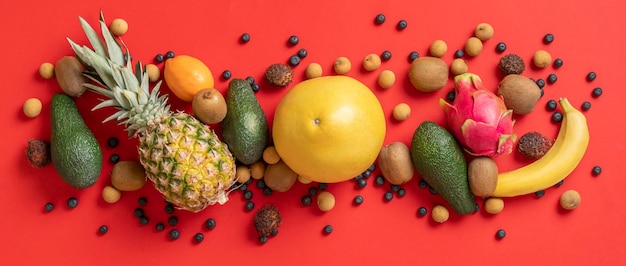 Uma visão superior das várias frutas tropicais no fundo colorido isolado, banner, comida saudável de verão