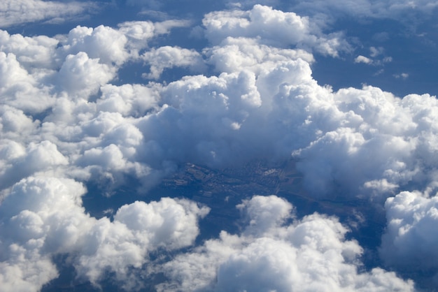 Uma vista aérea de grandes cúmulos no ar