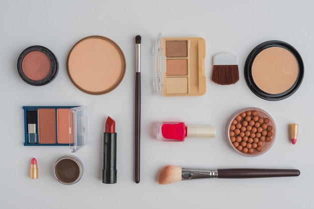 Uma vista aérea de produtos cosméticos de beleza em fundo branco