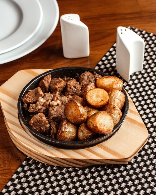 Uma vista de cima carne frita junto com batatas na mesa comida refeição jantar frite