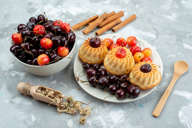 Uma vista de cima de biscoitos saborosos com frutas e cerejas