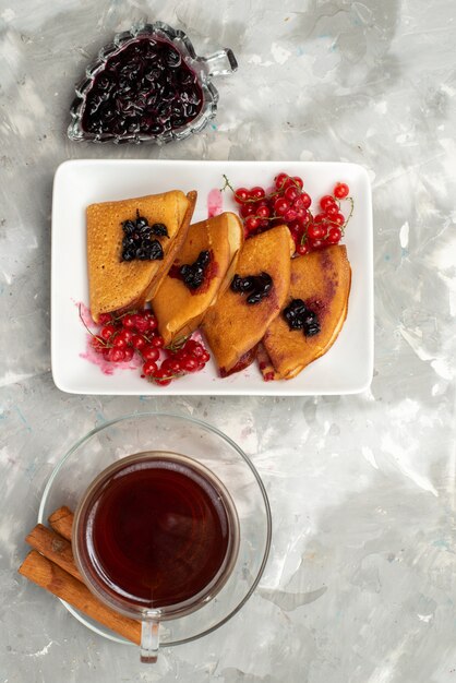 Uma vista de cima deliciosas panquecas gostosas com geléia de cranberries e canela