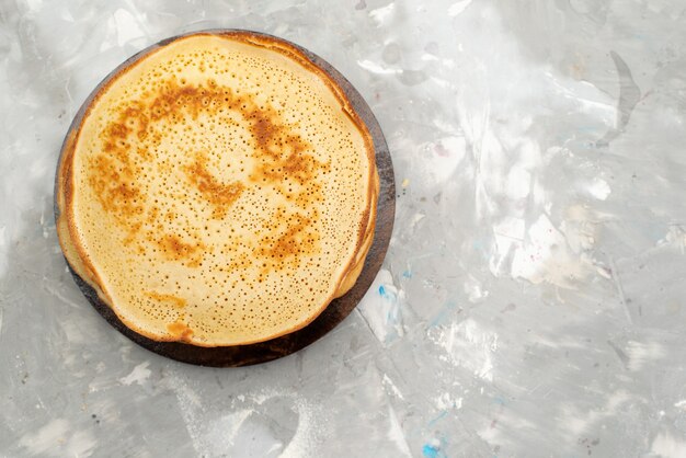 Uma vista de cima deliciosas panquecas redondas, gostosas e arredondadas