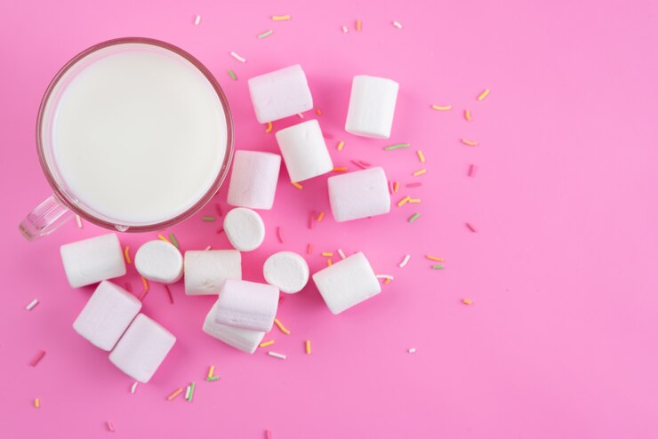 Foto grátis uma vista de cima leite fresco junto com branco, marshmallows em rosa, doce de açúcar