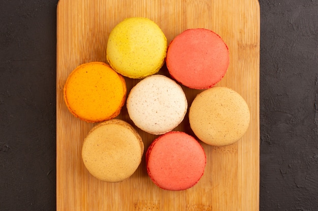 Uma vista de cima macarons franceses coloridos