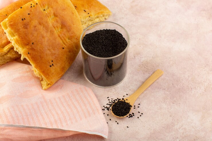 Foto grátis uma vista de cima pão cozido saboroso fresco fatiado com pimenta rosa