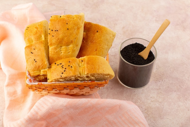 Uma vista de cima pão cozido saboroso fresco fatiado dentro da caixa de pão junto com pimenta rosa