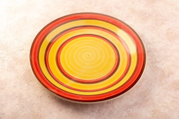 Uma vista de cima prato redondo colorido copo vazio feito mesa de refeição isolada cor
